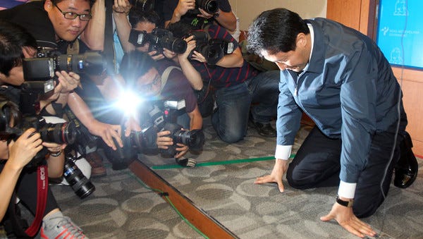 기자회견에서 눈물 흘리는 오세훈 당시 서울 시장(출처=연합뉴스) 기자회견에서 눈물 흘리는 오세훈 당시 서울 시장(출처=연합뉴스)