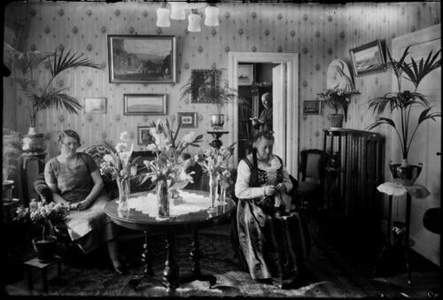 Prjónað í setustofu, 1910-1930 Prjónað í setustofu, 1910-1930