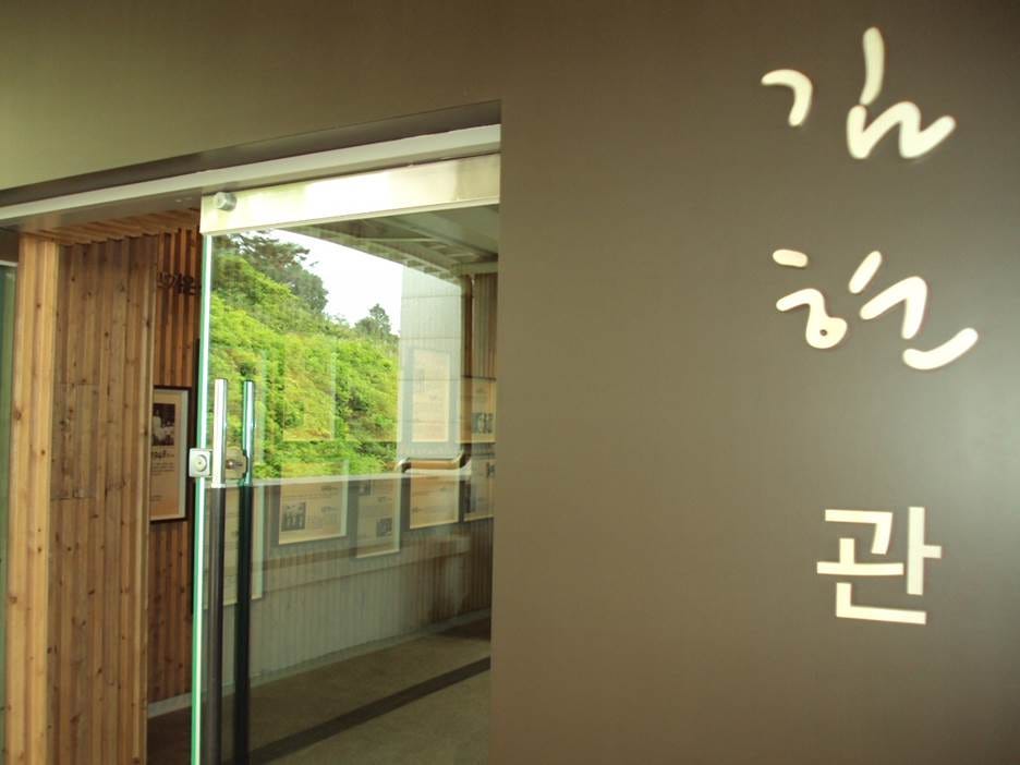 A close-up of a glass door

AI-generated content may be incorrect.
