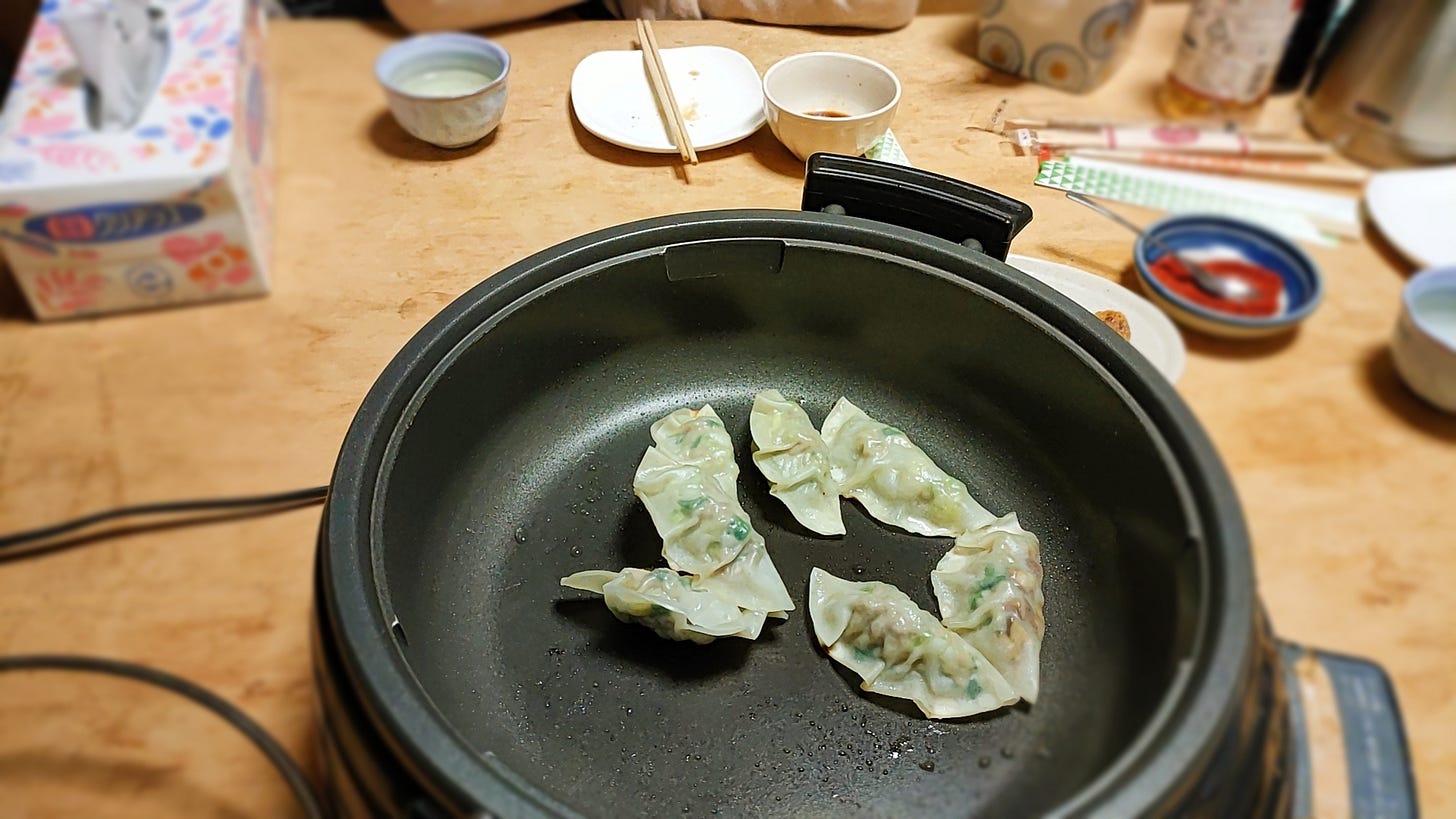 한국 독자님들, 이번 주는 교또의 시끄러운 시장과 따뜻한 만두 파티 이야기를 가져왔습니다. 함께 즐겨주세요!