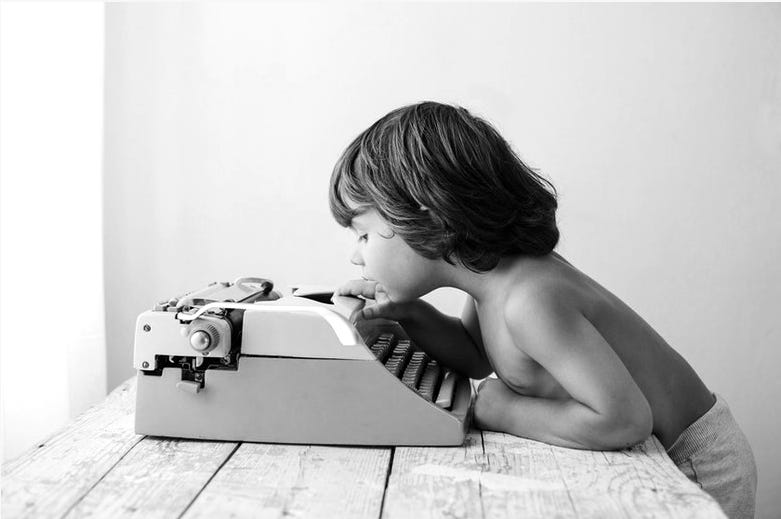 Niño en máquina de escribir.