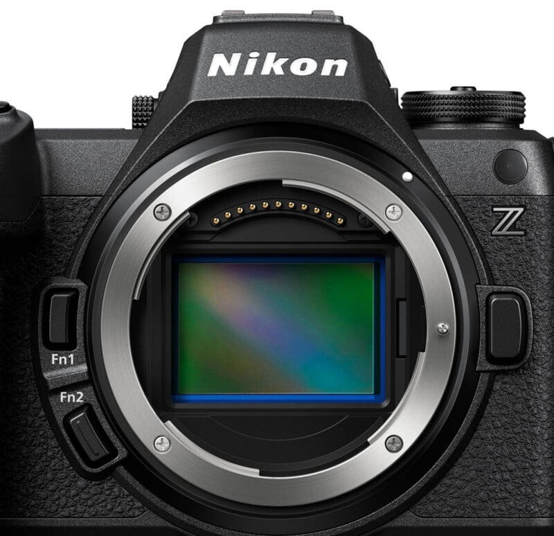 Imagem em close-up do corpo de uma câmera mirrorless da série Z da Nikon com a lente removida, revelando o sensor da câmera e os contatos eletrônicos dentro da montagem da lente.