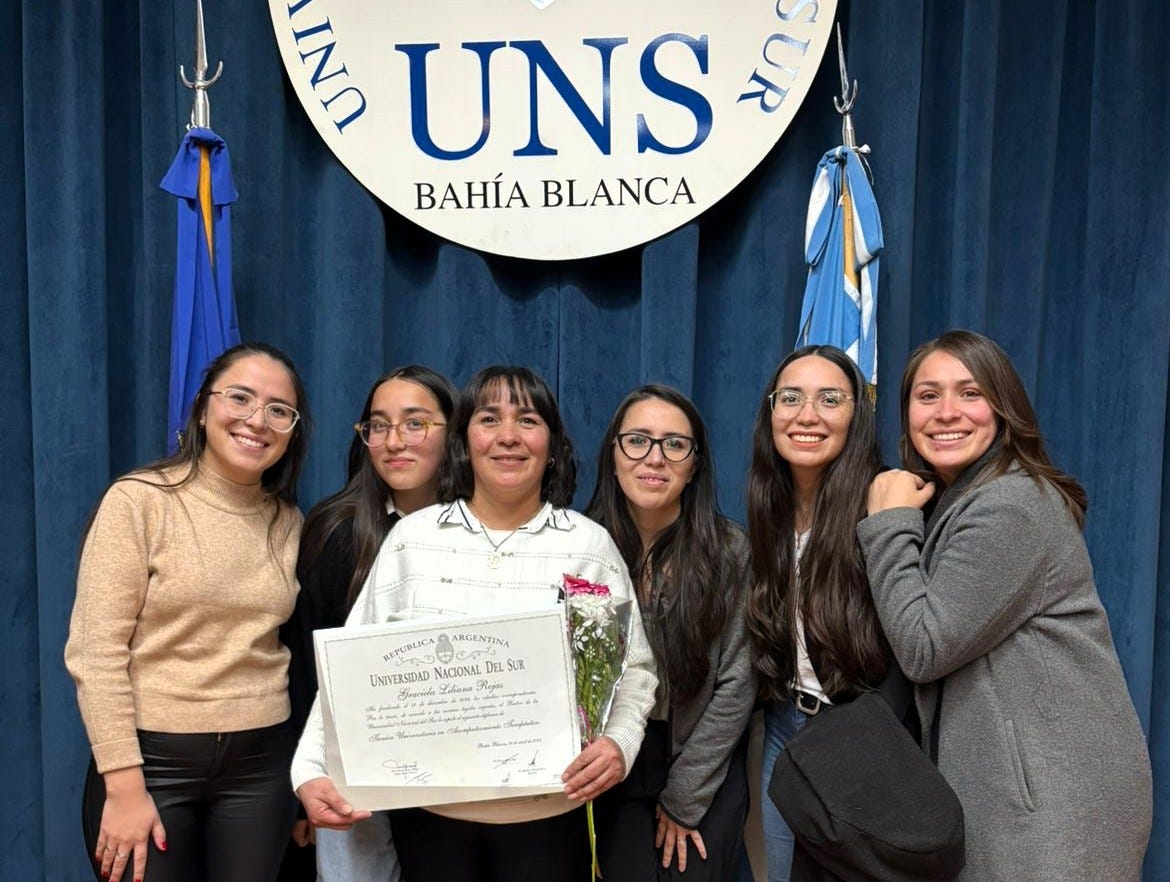 Laura, Luz, mi mamá (la egresada), Karina, Andrea y María Laura, Luz, mi mamá (la egresada), Karina, Andrea y María