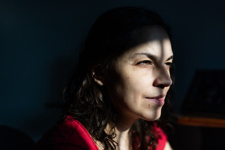 A escritora Vanessa Barbara em sua casa, no bairro de Santana, Zona Norte de São Paulo. “Como escrever um romance atrás do outro sem ser herdeiro?” A escritora Vanessa Barbara em sua casa, no bairro de Santana, Zona Norte de São Paulo. “Como escrever um romance atrás do outro sem ser herdeiro?”
