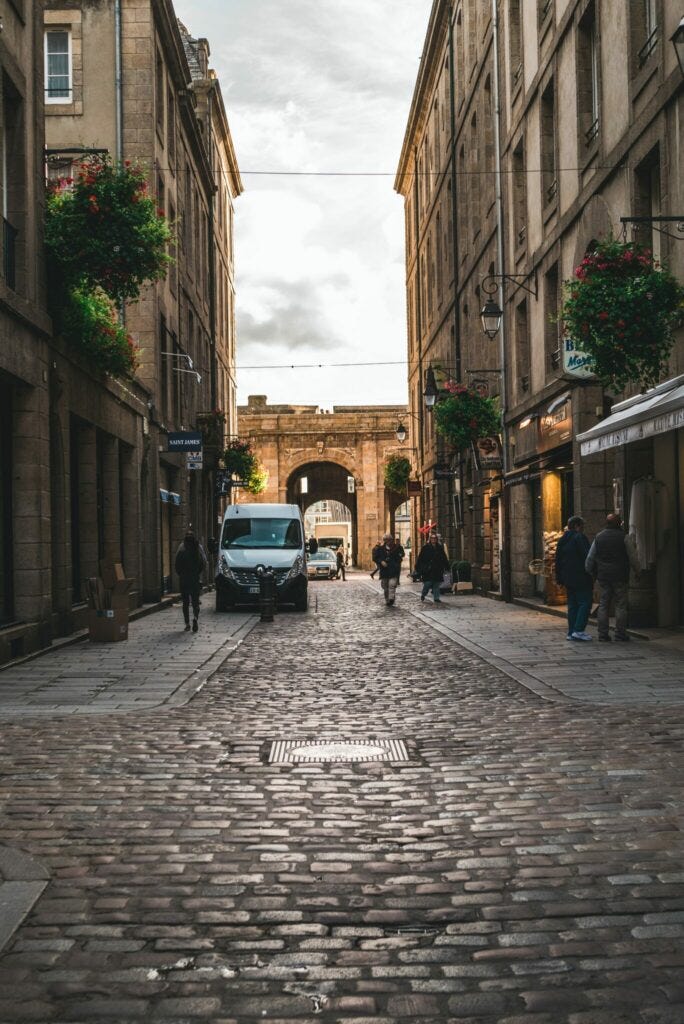 St.Malo Straße, alles aus Stein, Kopfsteinpflaster, Häuser aus Stein, alte Laternen an den Häusern, sieht malerisch aus