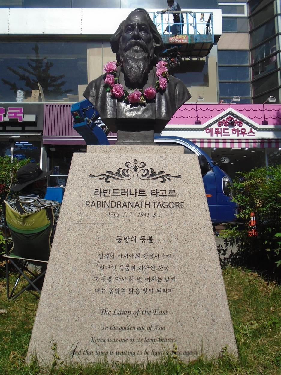 A statue of a person with flowers around his neck

AI-generated content may be incorrect.