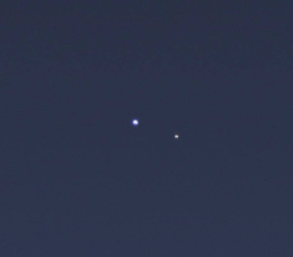 同時に撮影された狭角カメラの画像をトリミングして5倍に拡大したもの。左が地球、右が月（Credit: NASA/JPL-Caltech/SSI）