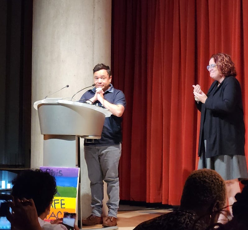 Roy Guzmán reads poetry.