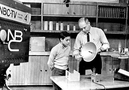 May be an image of 2 people, television, newsroom and text that says 'VBC-TV VBC-TV=4 4 4 NB'