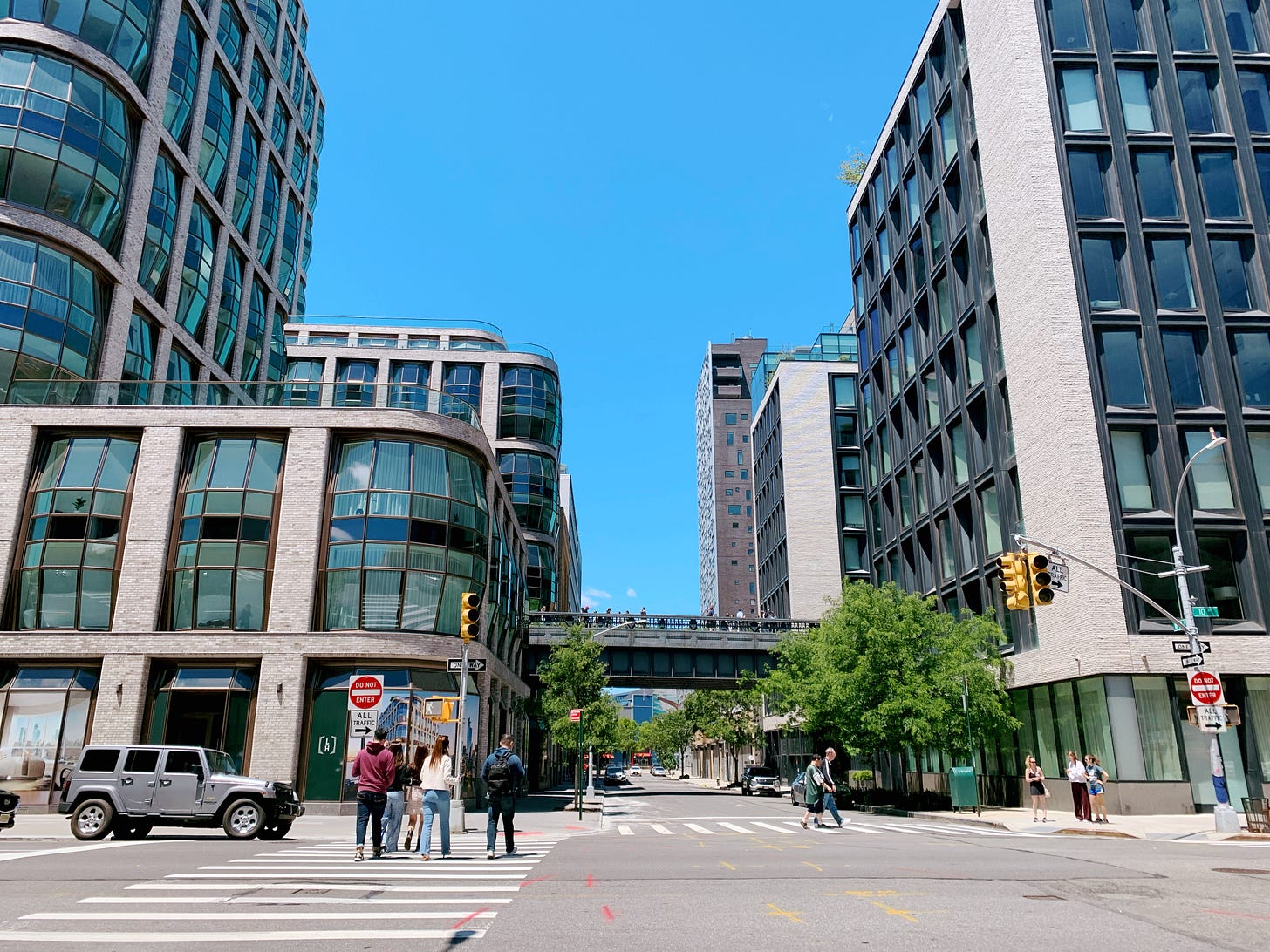 Looking at the High Line from 10th avenue