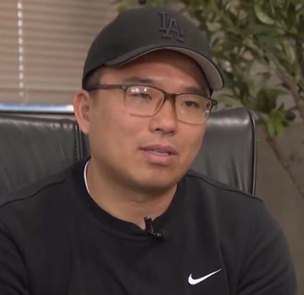 A person wearing a hat and glasses

AI-generated content may be incorrect.