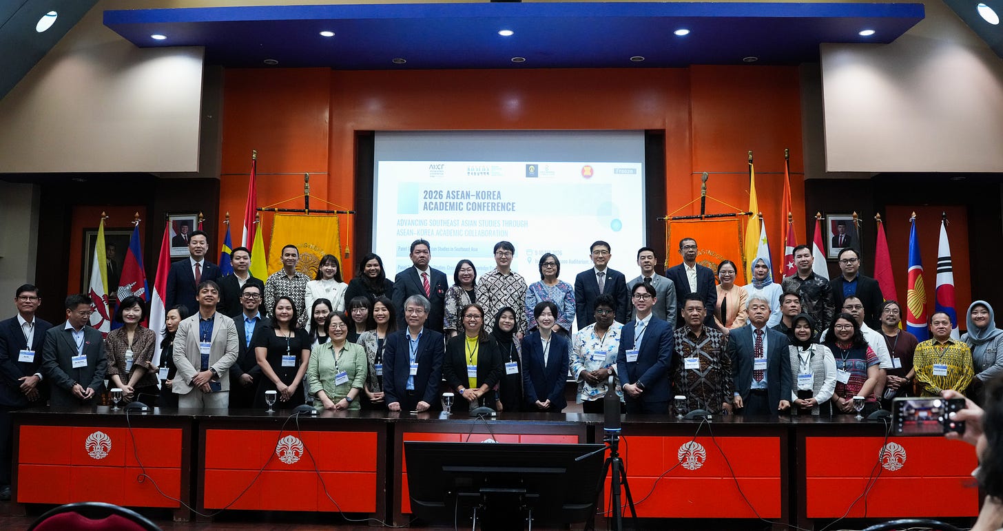 Speakers and participants held a photo session on the first day of the ASEAN-Korea Academic Conference in Depok, West Java Speakers and participants held a photo session on the first day of the ASEAN-Korea Academic Conference in Depok, West Java