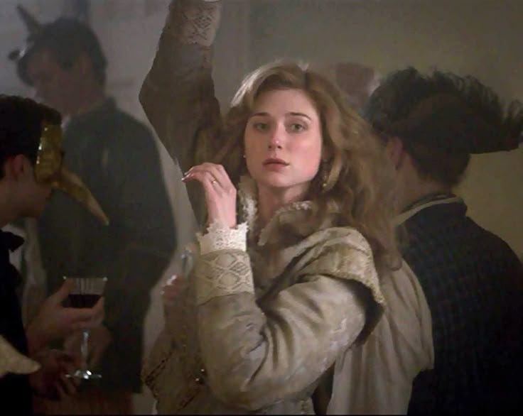 Elizabeth Debicki como Virginia Wolf no filme Vita & Virginia. ela dança