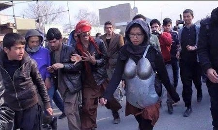 L'artiste Kubra Khadami en armure moulante dans les rues de Kaboul L'artiste Kubra Khadami en armure moulante dans les rues de Kaboul