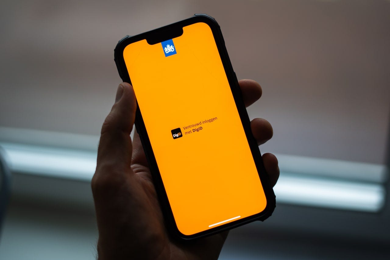 Een smartphone met het inlogscherm van de website van MijnOverheid.