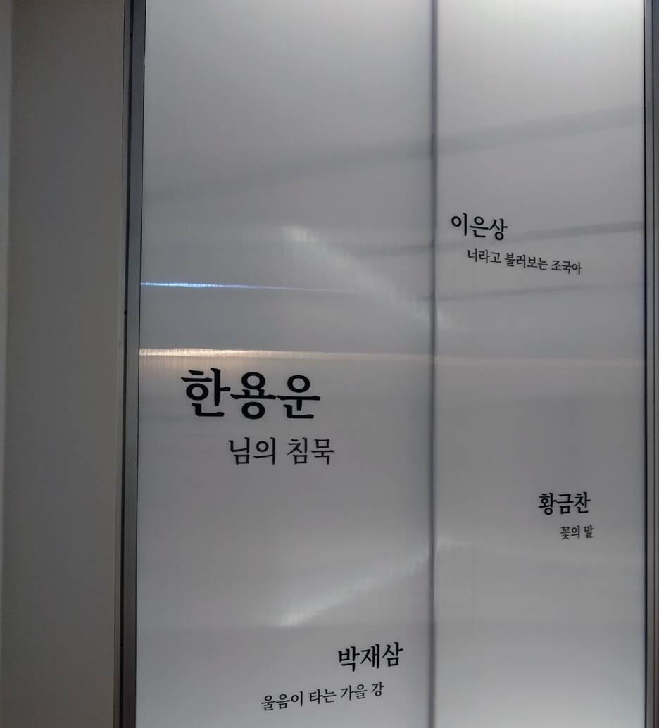 A close-up of a glass door

AI-generated content may be incorrect.