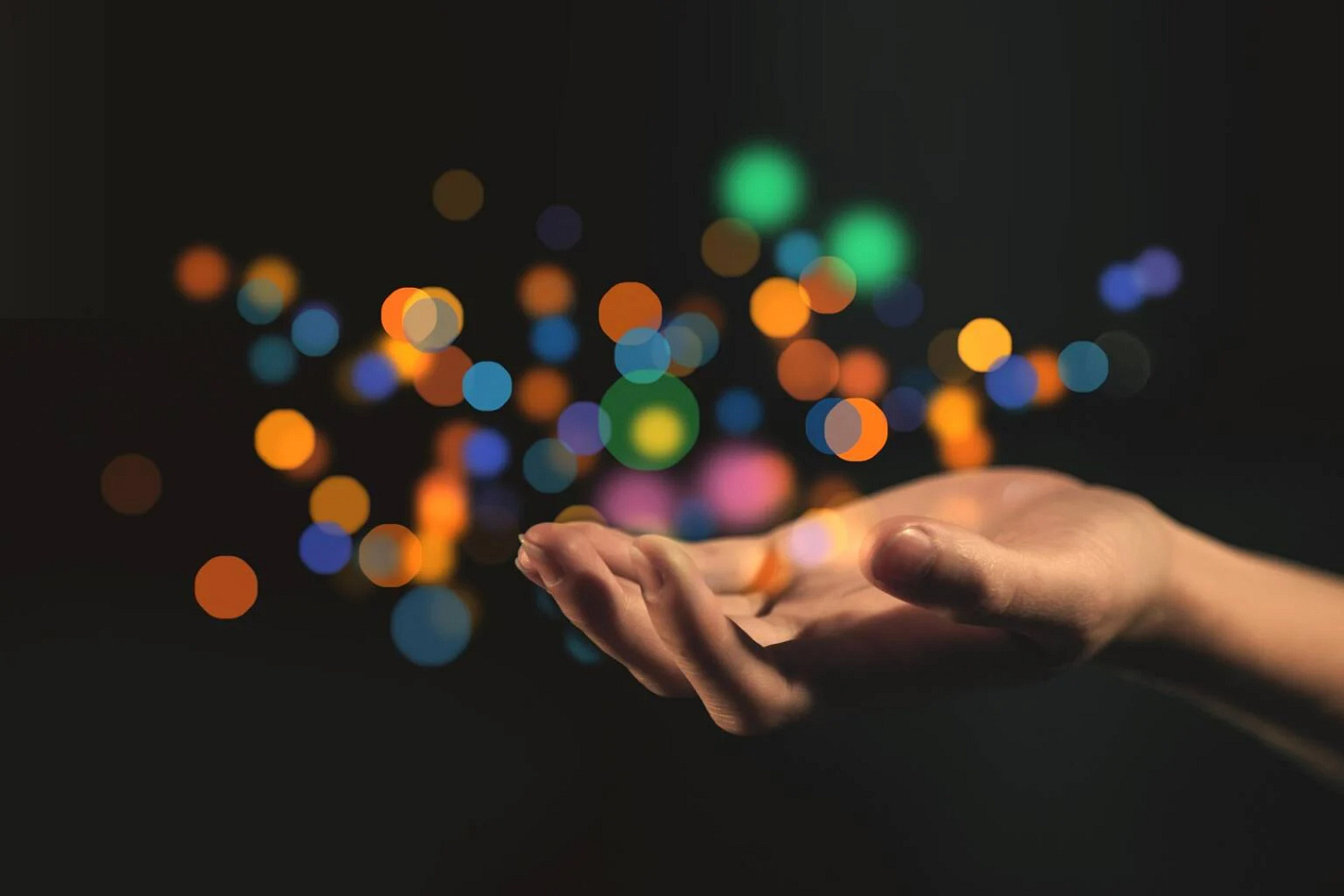 hand-OFFERS-sacrifice-wonder-mystical-colour-korban-1536x1024.webp