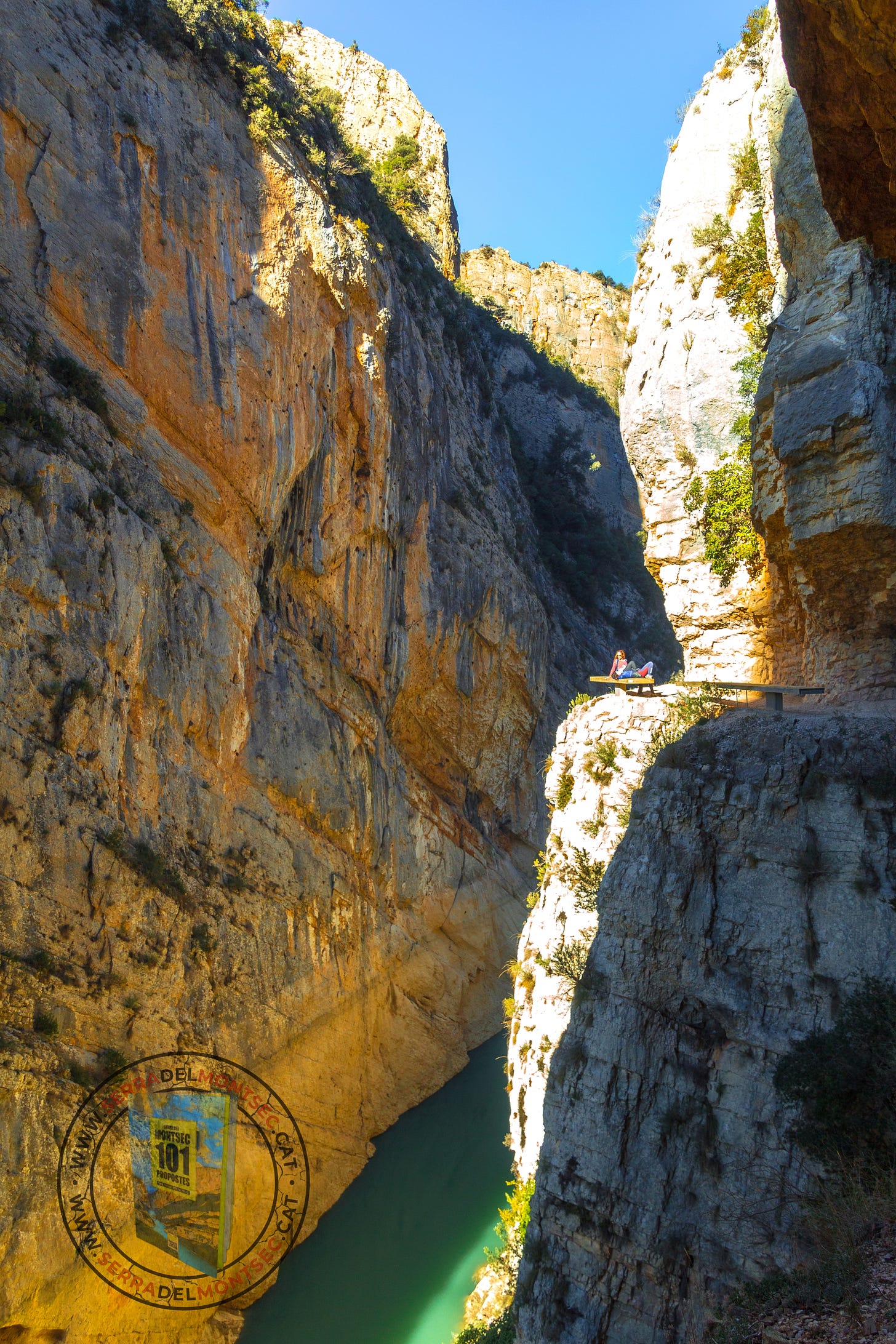 Dos excursionistes en silenci sobre un dels bancs-miradors del congost de Mont-rebei ideats per l’arquitecte Prudenci Español. Dos excursionistes en silenci sobre un dels bancs-miradors del congost de Mont-rebei ideats per l’arquitecte Prudenci Español.