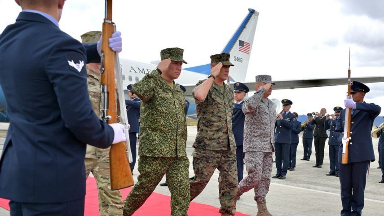 Jefe de Comando Sur de EEUU llega a Bogotá para hablar con nueva cúpula  militar colombiana