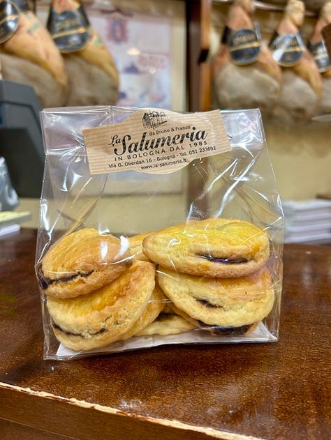 Raviole tutti i gusti; raviole della Salumeria Bruno e Franco prodotte nel loro laboratorio; raviole del Forno Atti