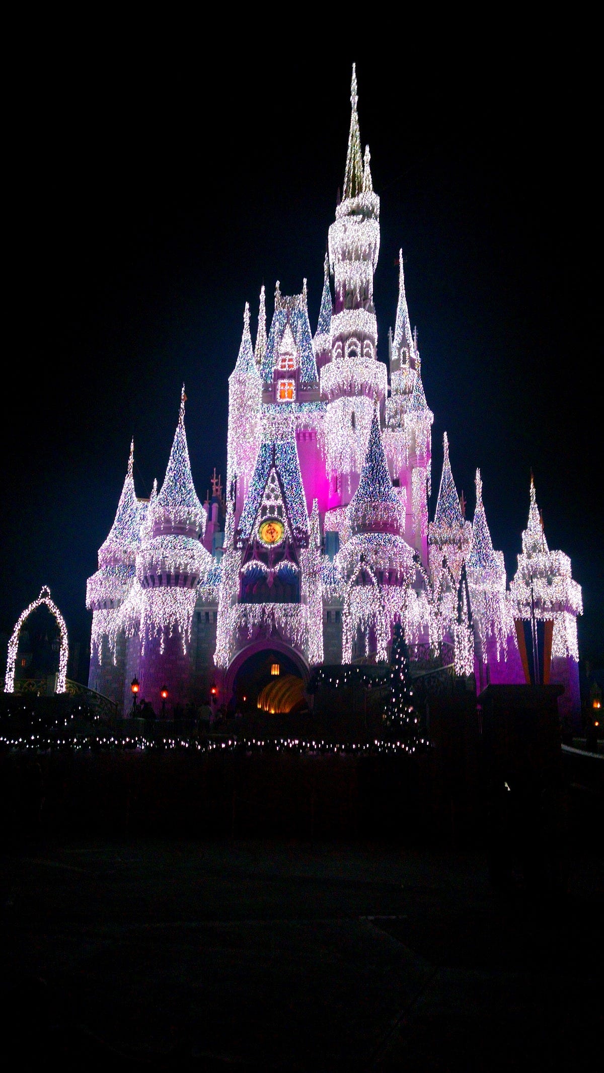 Cinderella Castle covered in holiday lights at Magic Kingdom. Image: elisfkc via Wikimedia Commons Cinderella Castle covered in holiday lights at Magic Kingdom. Image: elisfkc via Wikimedia Commons