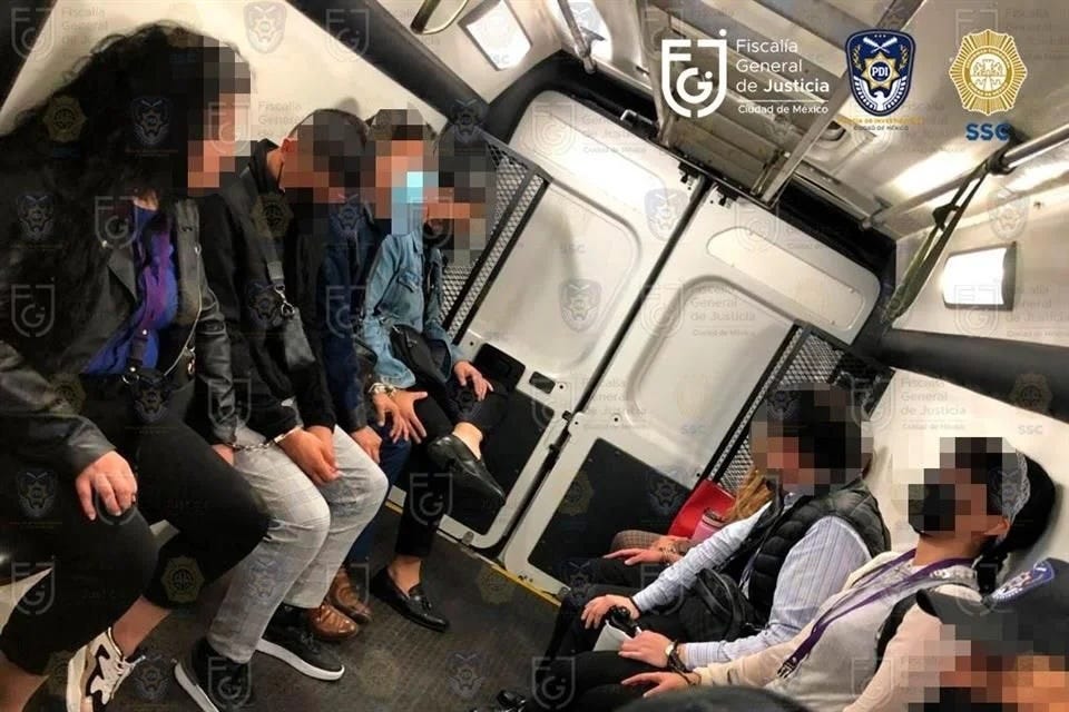 Detención de personas por su supuesta vinculación con bandas de "montadeudas" en la Ciudad de México, en agosto de 2022. Foto: Fiscalía CDMX