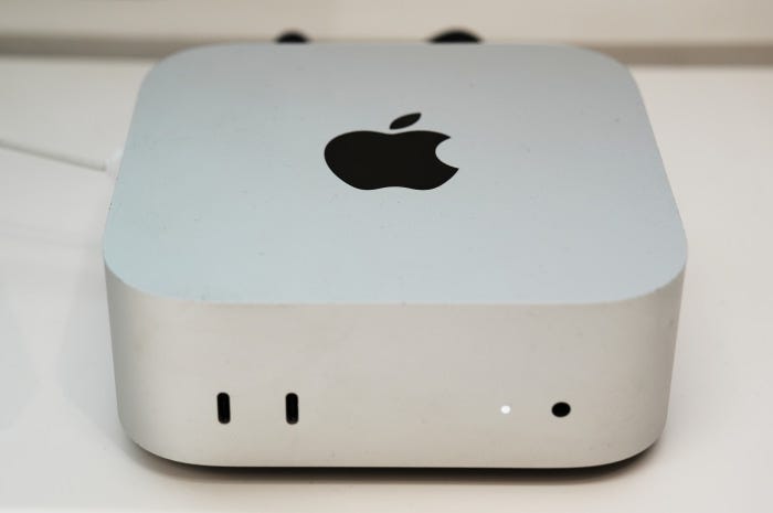 Mac Mini M4 with the Apple logo visible.