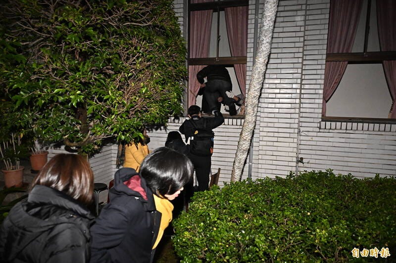 民進黨立委從側門進入議場。（記者陳志曲攝）