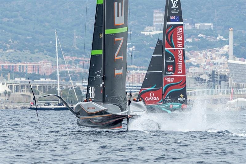 Voilier sur foil de la coupe de l'America en pleine course sur un plan d'eau calme et sans surprises