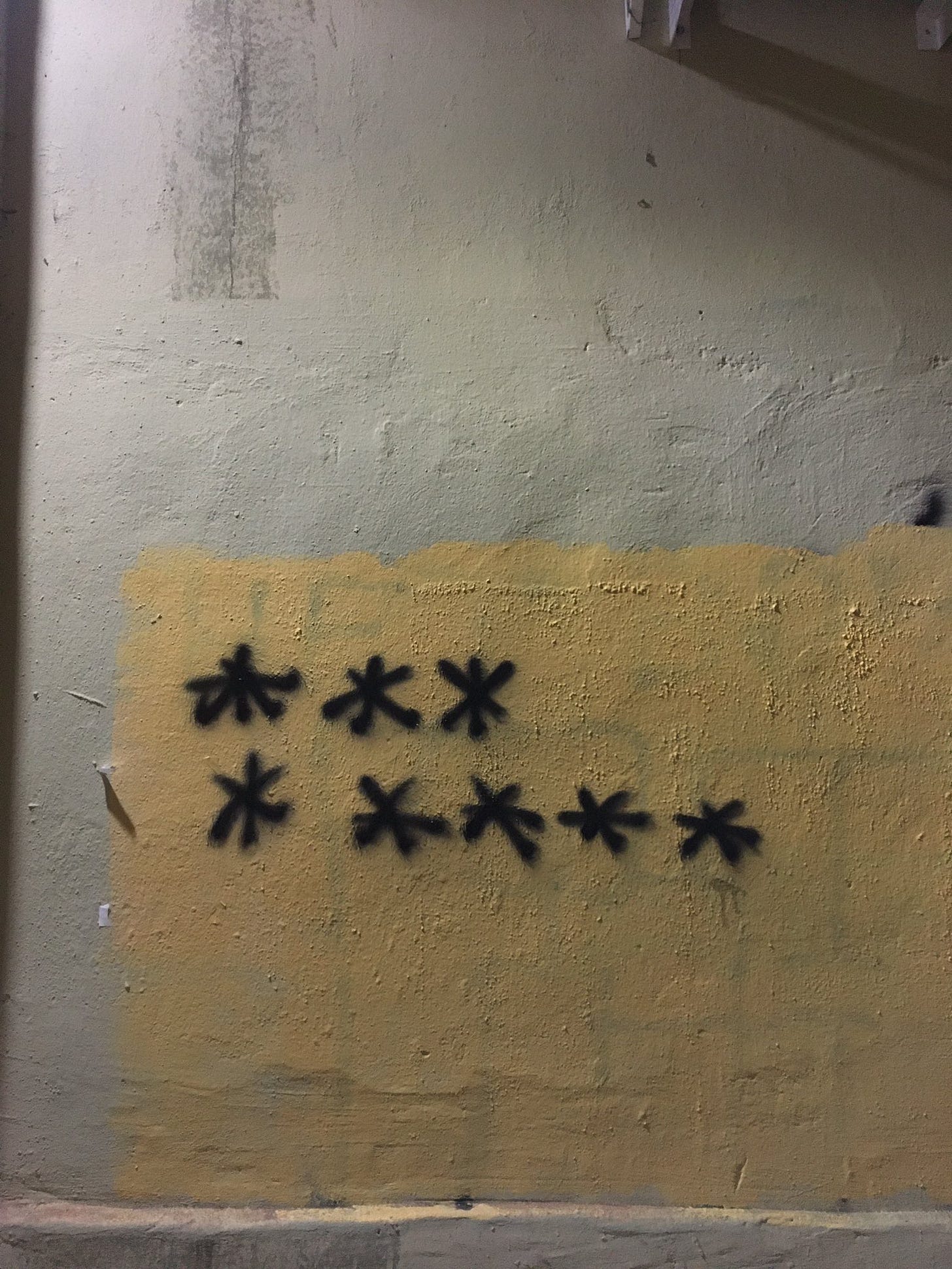 In Saint Petersburg, a graffiti using asterisks instead of the forbidden slogan "no to war"