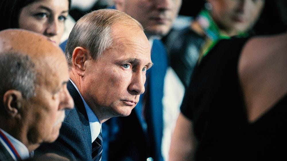 Presiden Putin di tengah anggota kabinet.