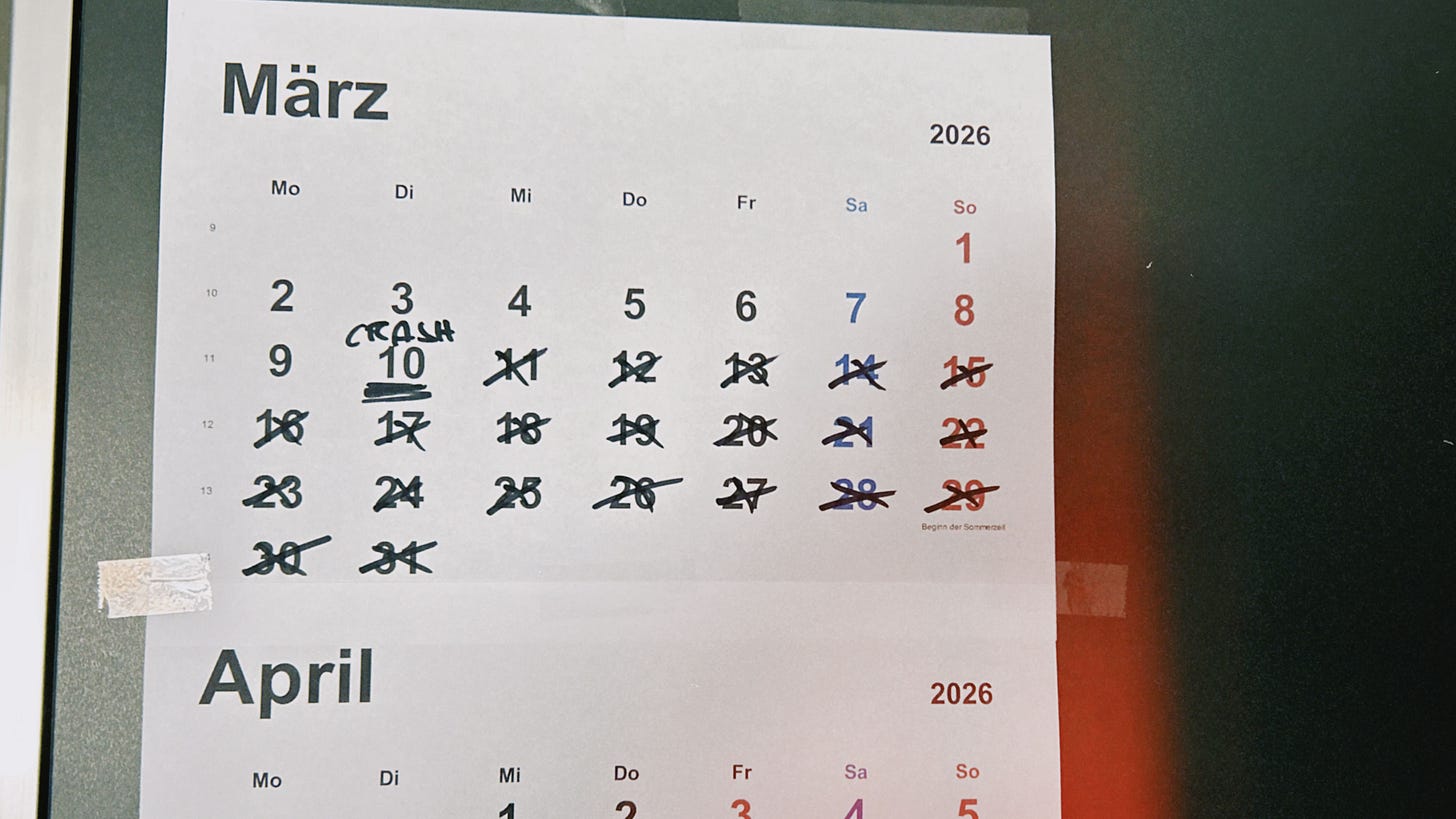 Ein Kalender mit durchgestrichenen Tagen Ein Kalender mit durchgestrichenen Tagen