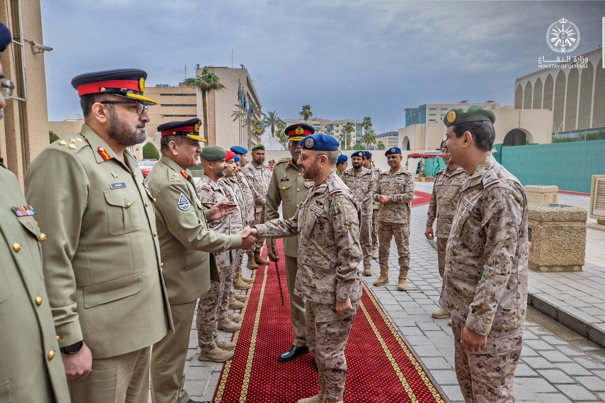 Pakistan, Saudi military officials agree to deepen defense and security  ties | Arab News