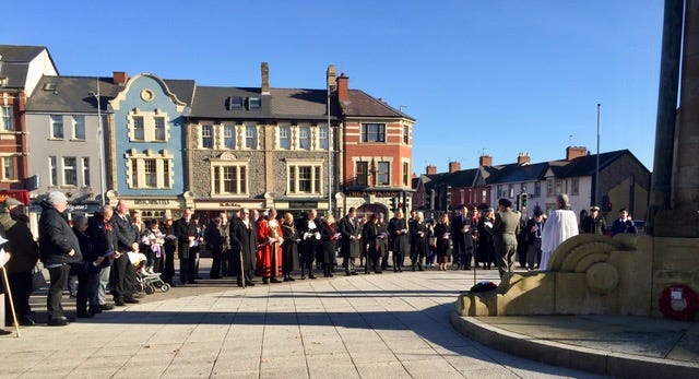 The Front Row, wreath layers and congregation