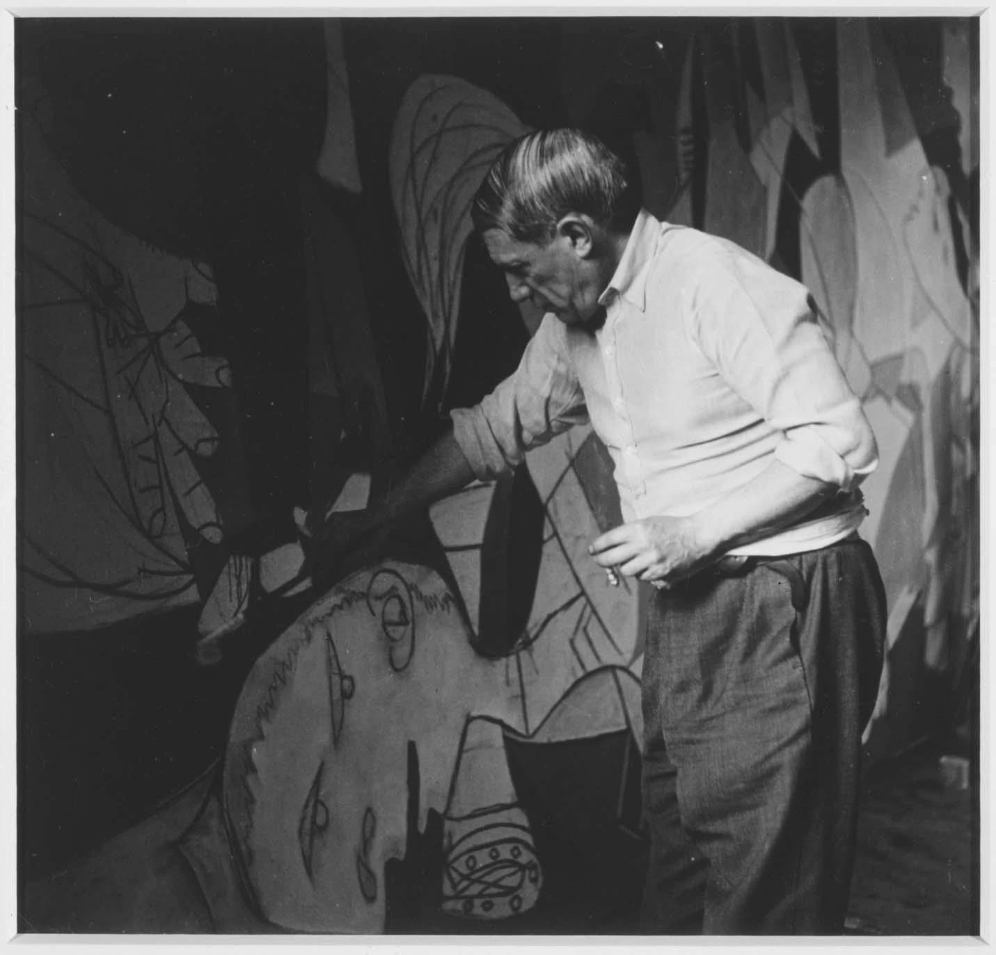 Picasso debout travaillant à «Guernica» dans son atelier des  Grands-Augustins (Picasso in the Grands-Augustins Studio Working on " Guernica")