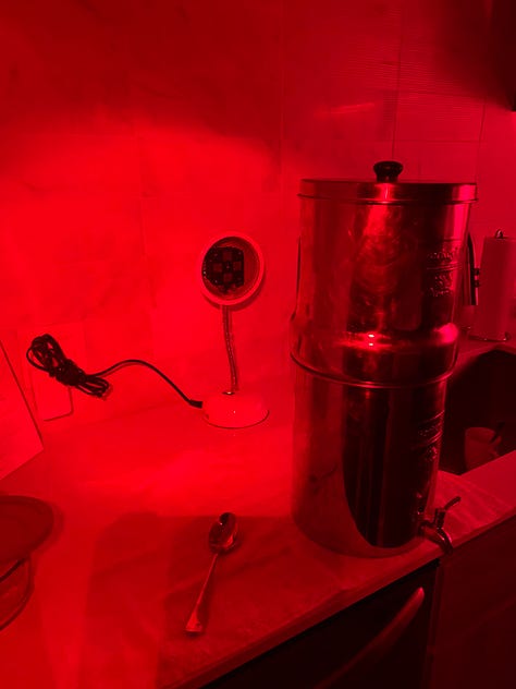 FIR lamp structuring Berkee water/ Chicken clamp red lamp / Laptop with red light filter