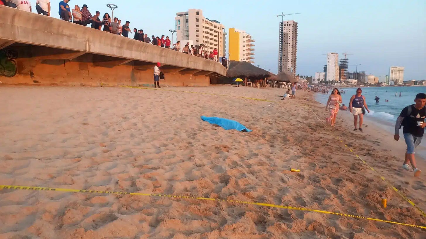 Persona muerta en playa de Mazatlán