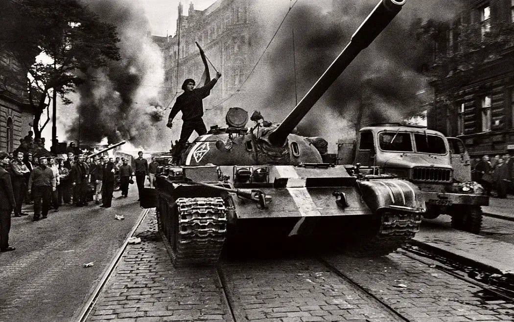 图片说明:1968年8月,布拉格青年抗议苏联武装入侵捷克斯洛伐克。(Photographer: Josef Koudelka. Credit reserved to the photographer) 图片说明:1968年8月,布拉格青年抗议苏联武装入侵捷克斯洛伐克。(Photographer: Josef Koudelka. Credit reserved to the photographer)
