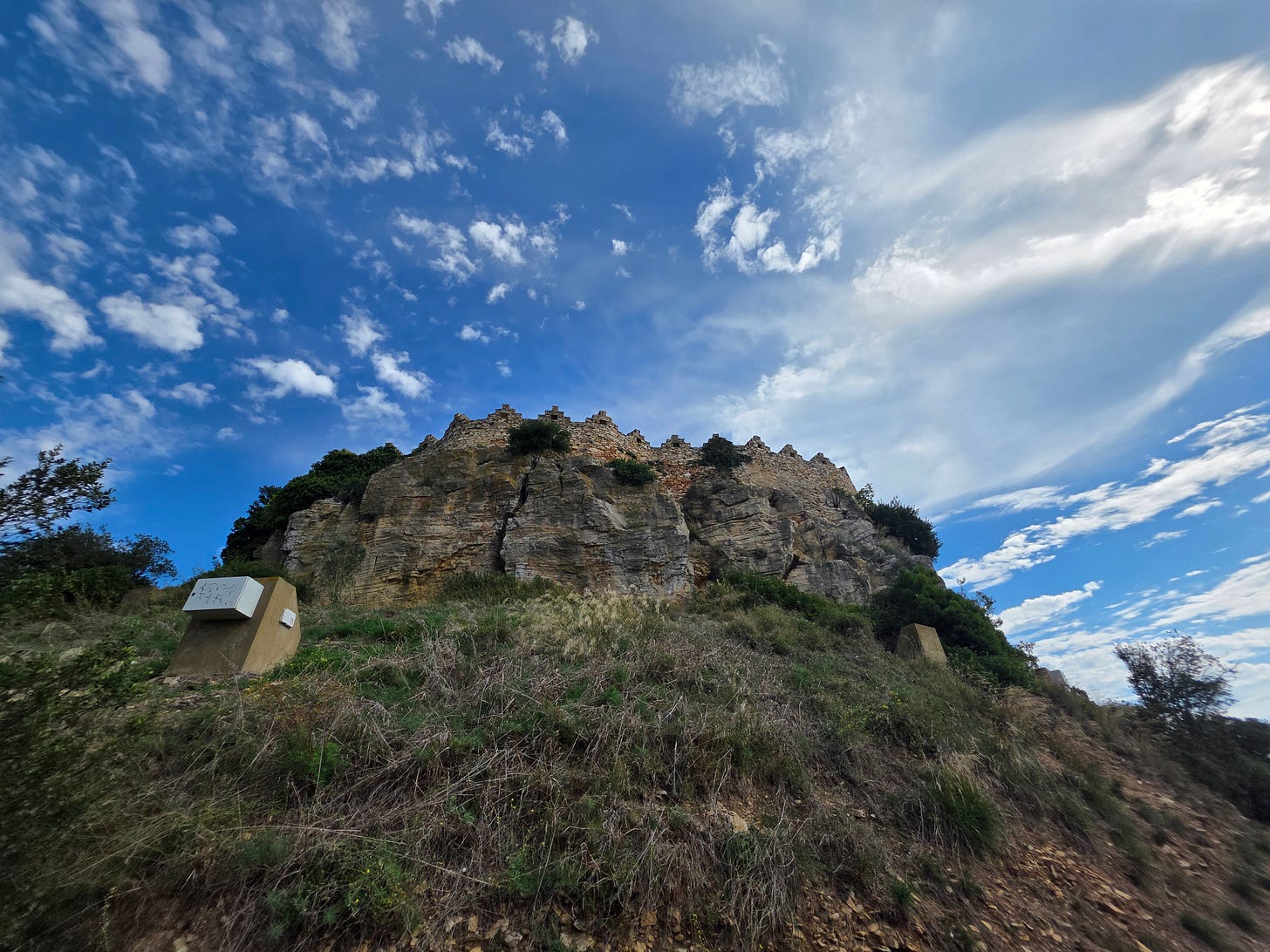 Vista del castillo medieval de Begur, en la Costa Brava. Vista del castillo medieval de Begur, en la Costa Brava.