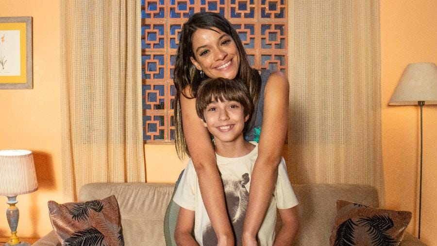 Nella foto si vede l'attrice che interpreta Lucimar con Jorginho, suo figlio nella telenovela "Vale tudo".