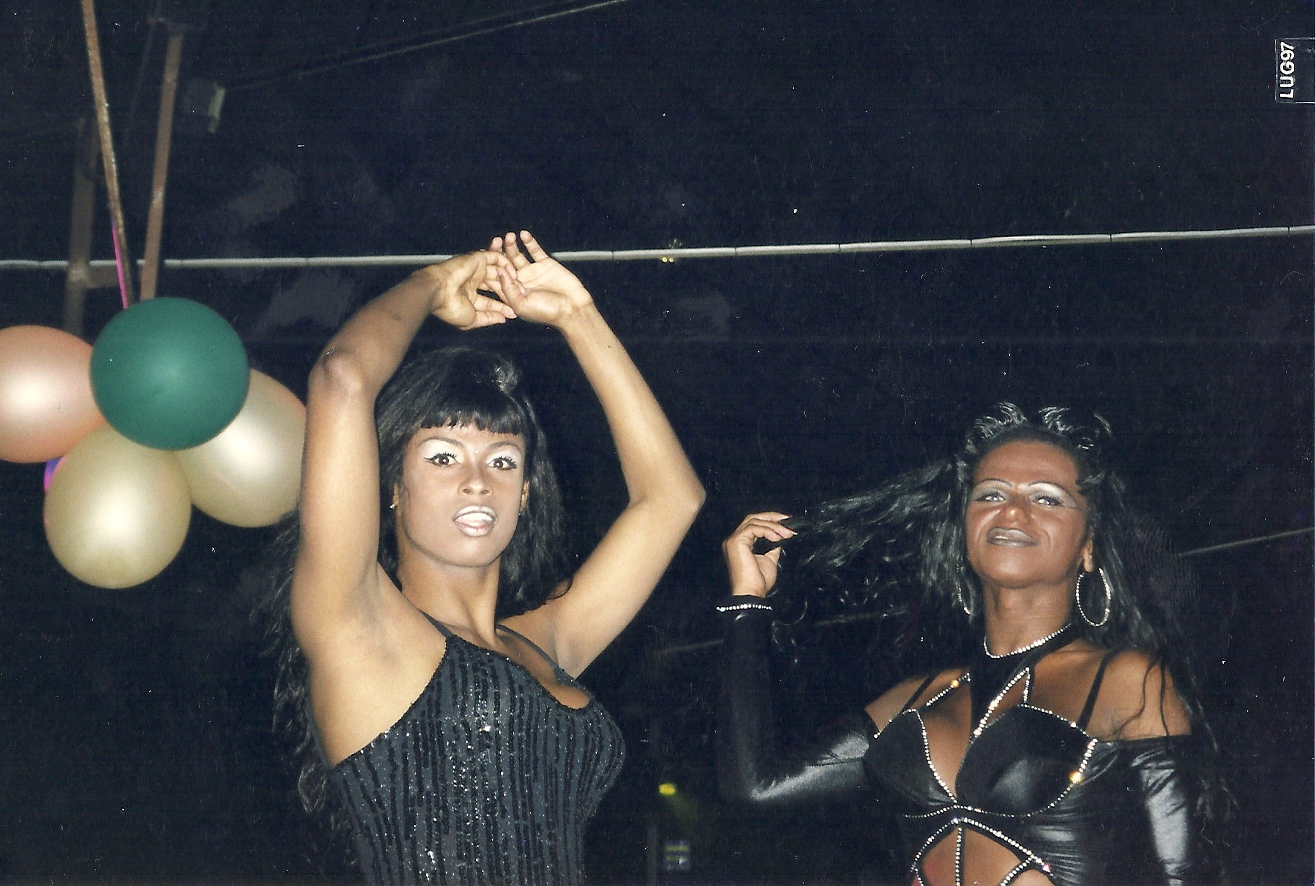 Aubim - 🎬💖 Entre Câmeras e Abraços: Julie Andrews Viveu a Maternidade nos  Bastidores de A Noviça Rebelde 👩\u200d👧✨ Durante as filmagens do clássico A  Noviça Rebelde, Julie Andrews não estava apenas, image size:2623x1768