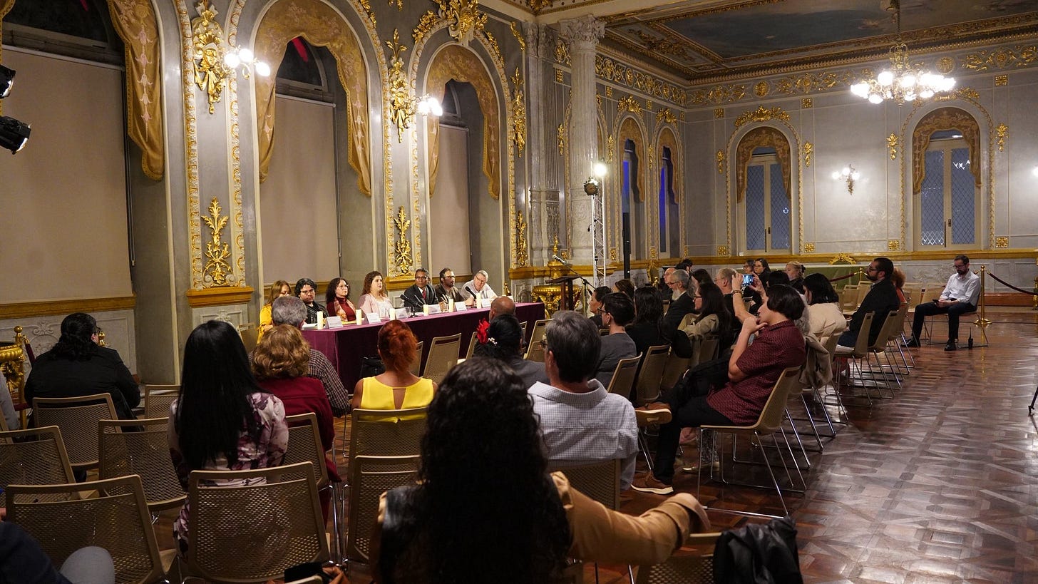 Puede ser una imagen de violín