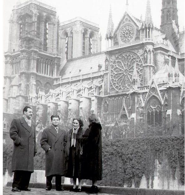 Emil Guilels, pianiste, devant Notre-Dame-de-Paris, dans les années 1950 (2e en partant de la gauche)
