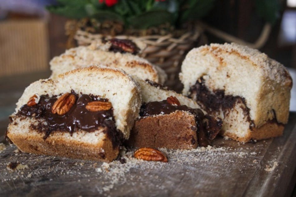 Fatias de cuca recheada com chocolate e nozes