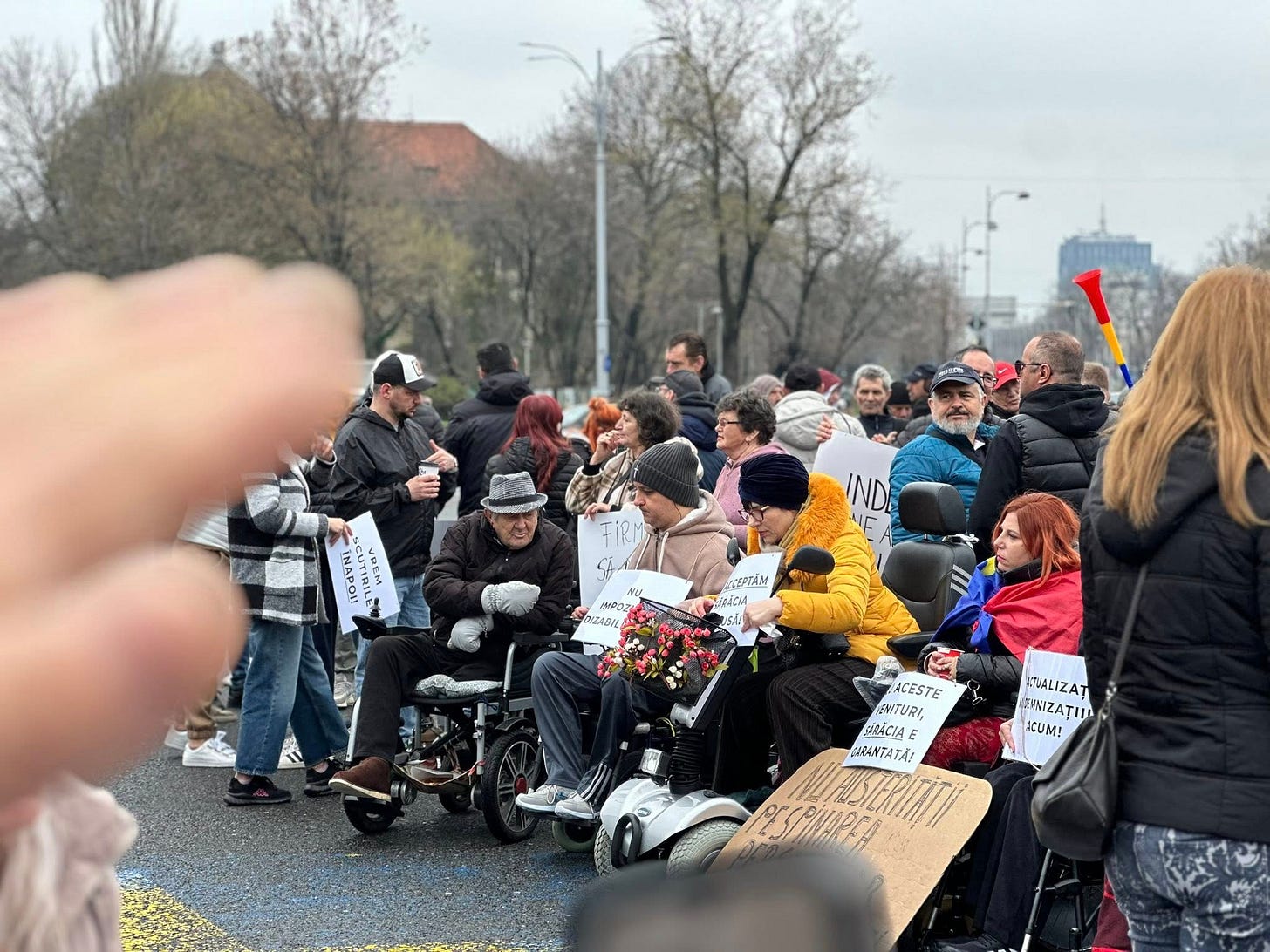 May be an image of one or more people, the Brandenburg Gate, crowd and text that says "58 VNTIP FiRM IND 세일을 CCEPTAM BECИ ZARIL ACESTE ENITURI, PRACIAE E CARANTATĂ! KALIZAT EXNIZAȚIIN ACUM!"