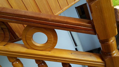 Banesa dhe biblioteka e Sadri Ramabajës pas demolimit (2016). Pamje nga brenda hapësirës së punës dhe shkallëve të banesës, të dokumentuara pas ngjarjes që ai e përshkruan si sinjal të ndjekjes së vazhdueshme. Fotot janë huazuar nga Sadri Ramabaja.