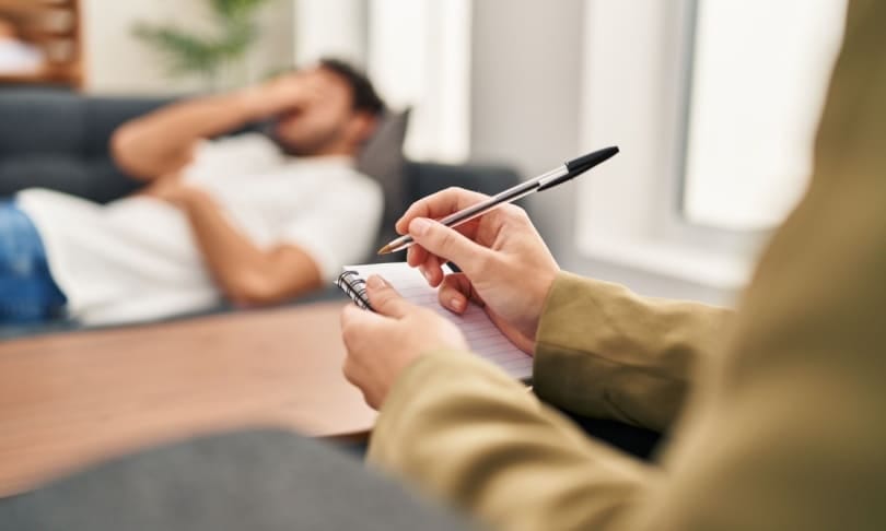 Cuál es la diferencia entre un psicólogo y un psiquiatra