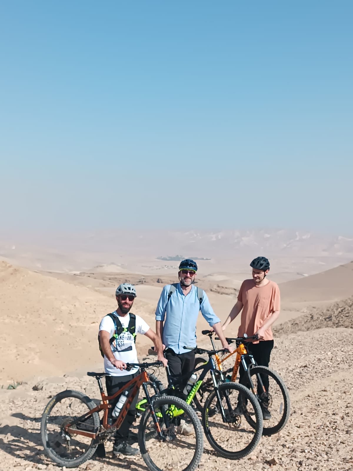 Mountainbike-Tour durch die Wüste Israels. Ein Guide, Jochen und Michael. Mountainbike-Tour durch die Wüste Israels. Ein Guide, Jochen und Michael.