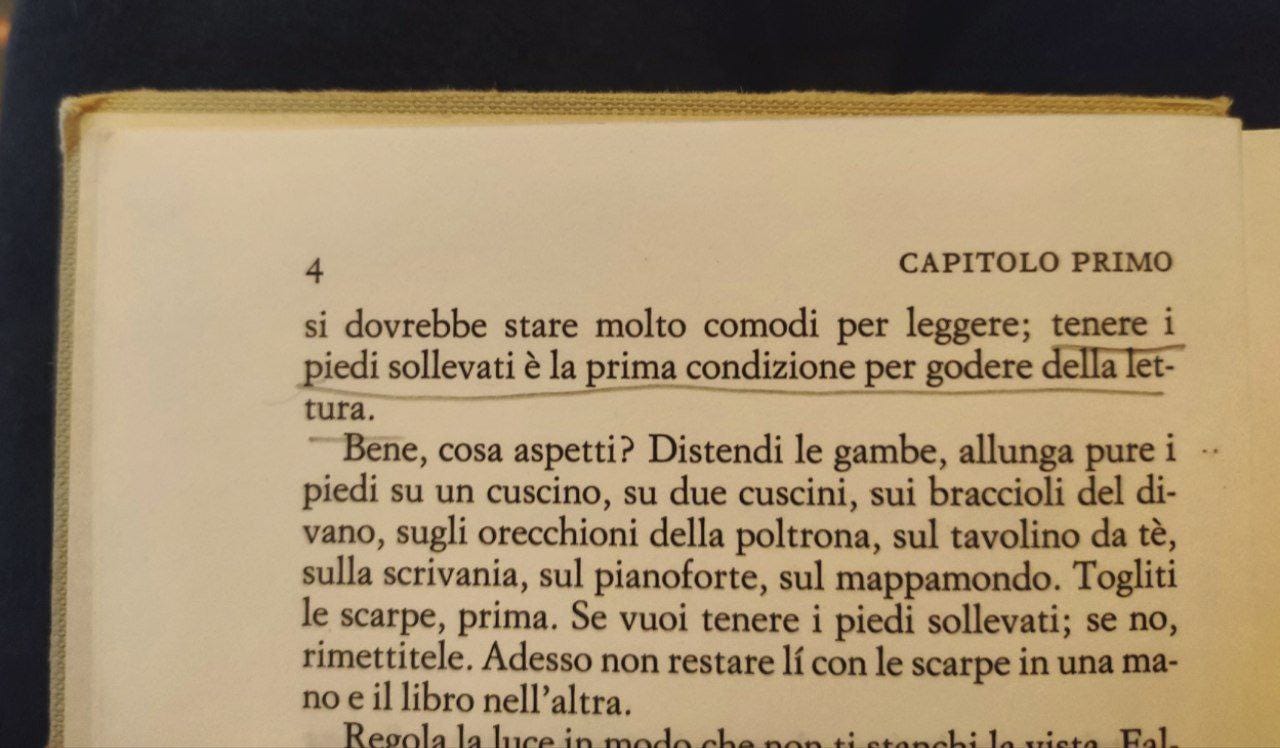 Foto di un libro, pagina 4. C'è sottolineata questa frase: Tenere i piedi sollevati è la prima condizione per godere della lettura.