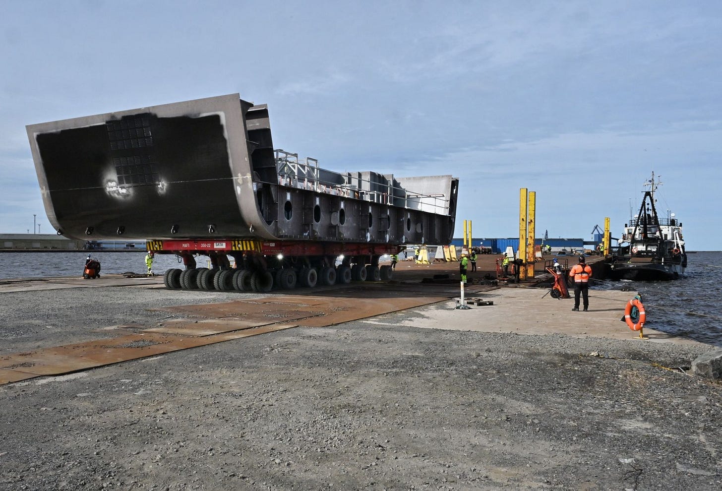 The first icebreaker block made by Sata Shipbuilding was loaded onto a barge in Mäntyluoto, Pori, on Thursday. It is expected to arrive in Helsinki on Sunday.